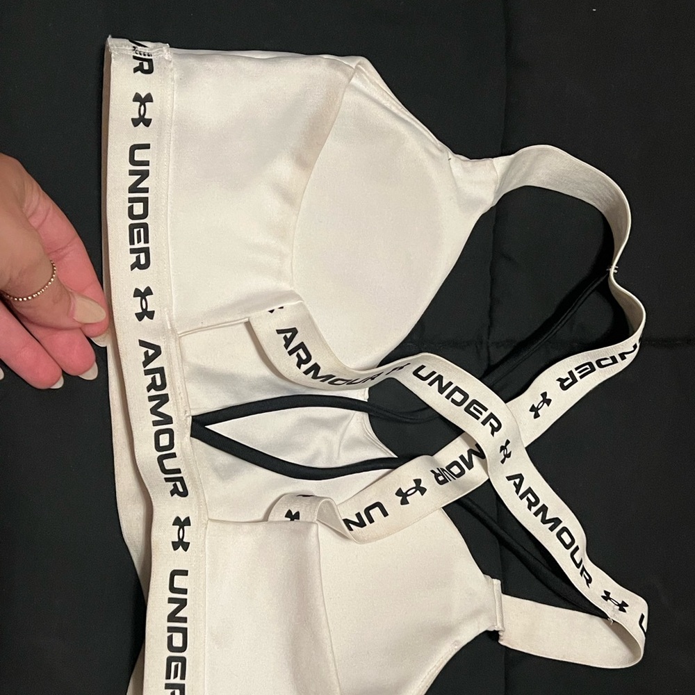 Sized medium white ua bra
